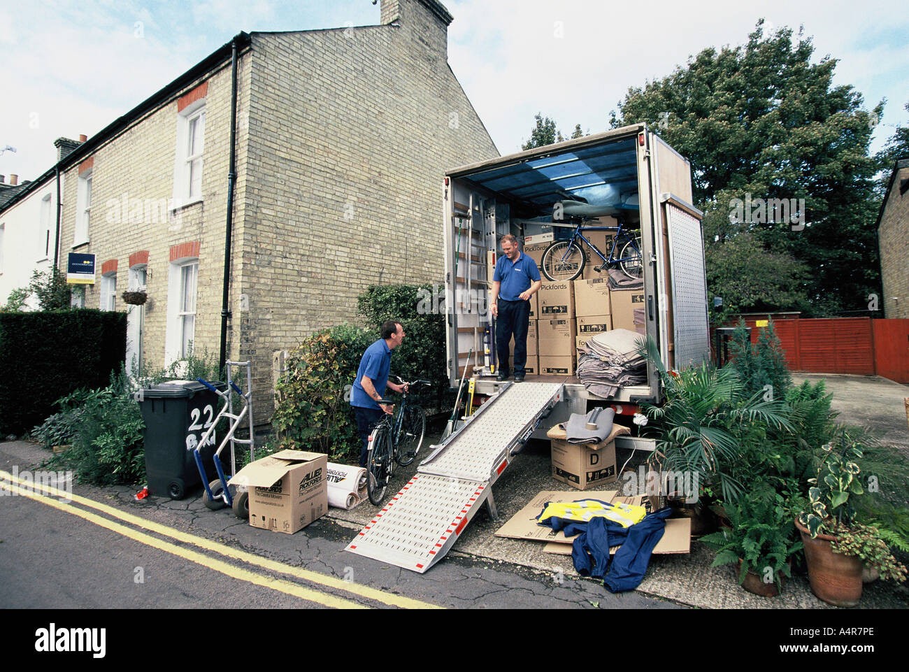Local Move Support for a Downsizing Couple in Towcester